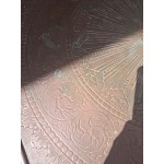 Топ, дъбова холна маса с плот с меден патинирал обков и декорации, много красива - 7111