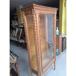 Малка френска дъбояа витрина с цвят старо злато, осветление и три рафта - 7119
