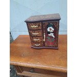 Китайска музикална курия с ключ, свири но няма фигурата - 6302