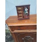 Китайска музикална курия с ключ, свири но няма фигурата - 6302