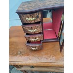 Китайска музикална курия с ключ, свири но няма фигурата - 6302