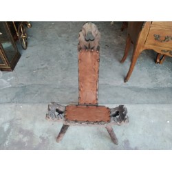 Старо дъбово рицарско столче Испания с релефна кожа, много красиво - 6132